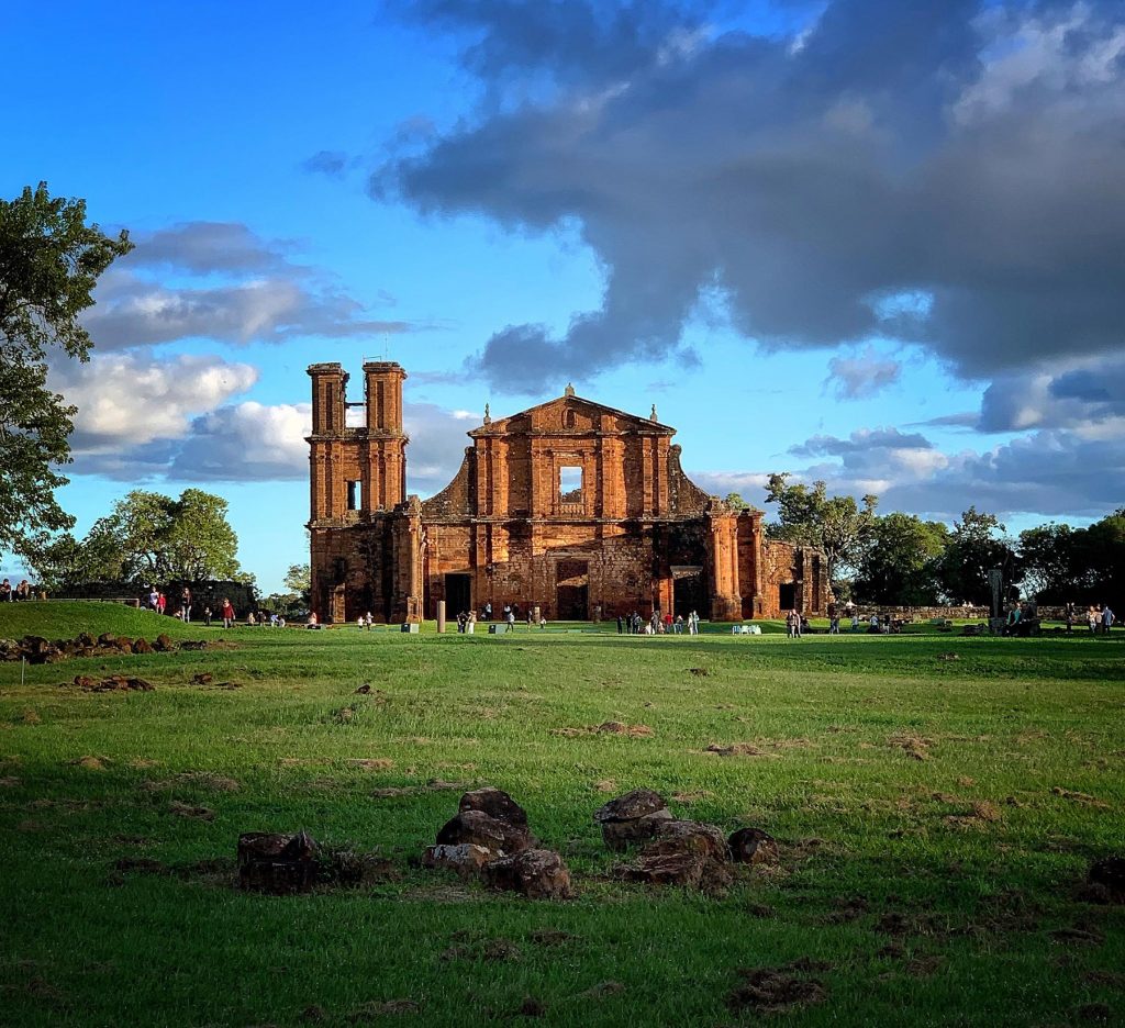 imagem das ruinas de são miguel ao por do sol