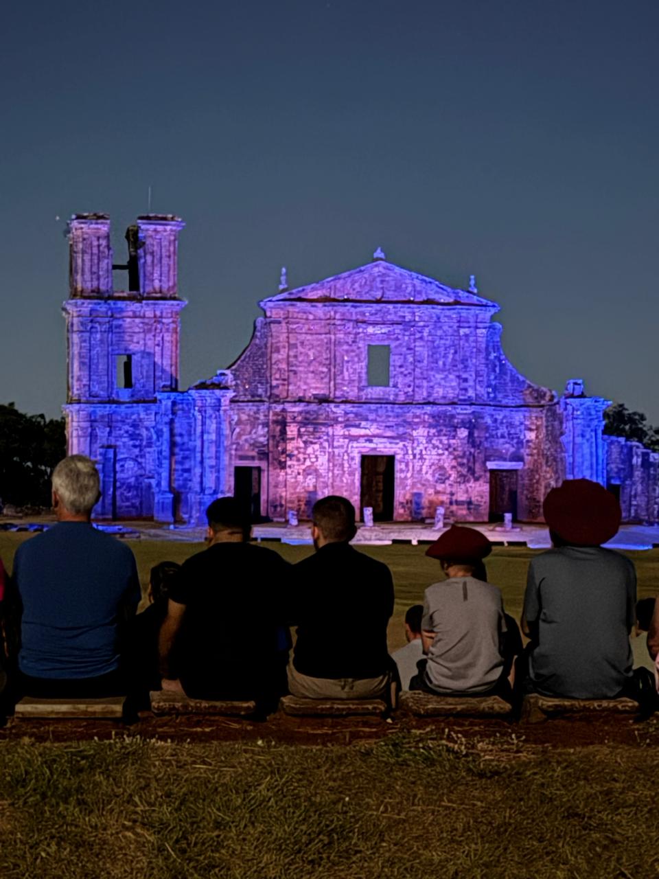 pessoas assistindo o espetáculo som e luz sao miguel das missoes